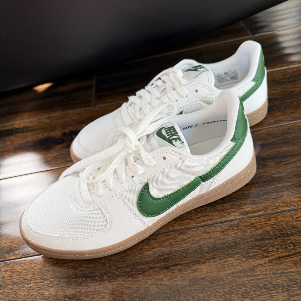 NWOT Nike Sneaker - Picture 10 of 10